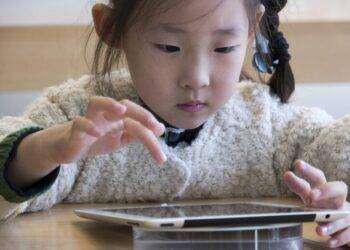 Tablet e smatphone usati come ‘ciuccio’ per tenere buoni i bimbi