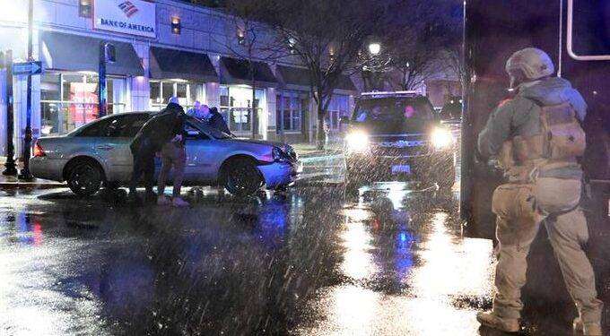 Auto contro corteo presidenziale, Biden e la moglie illesi