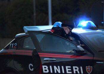 Rapina un giovane e aggredisce carabinieri, bloccato col taser