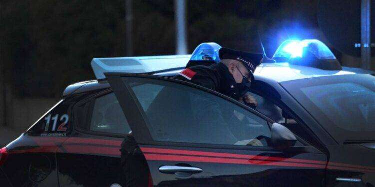 Rapina un giovane e aggredisce carabinieri, bloccato col taser