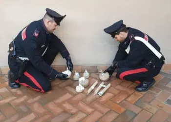 Capoterra, bombe carta e candelotti esplosivi in casa di un diciannovenne: sequestrato il materiale esplosivo