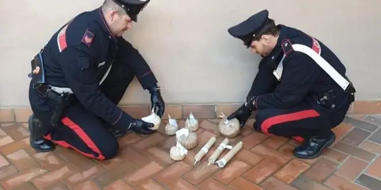 Capoterra, bombe carta e candelotti esplosivi in casa di un diciannovenne: sequestrato il materiale esplosivo