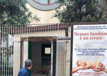 Neonata lasciata nella culla termica di una chiesa