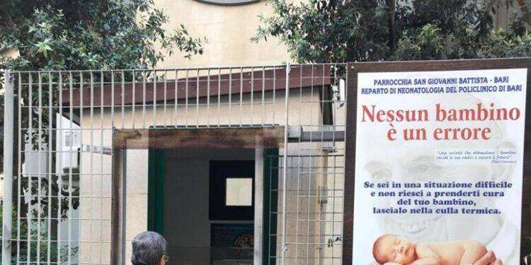 Neonata lasciata nella culla termica di una chiesa