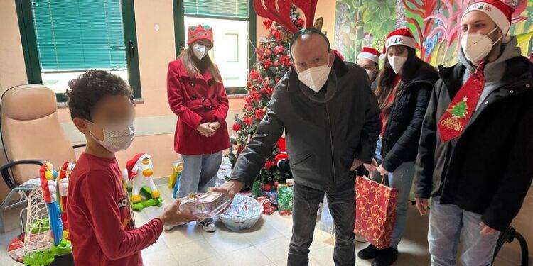 Doni in ospedale da Babbi Natale Centro salute mentale Olbia