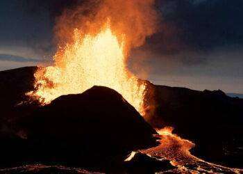 Islanda, erutta un vulcano a sud della capitale Reykjavik