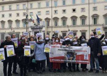 Roma, flash mob di giornalisti imbavagliati fuori dal Parlamento e Palazzo Chigi