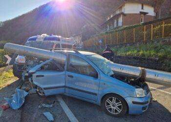 Palo cade dal camion e trafigge un’auto, conducente illesa
