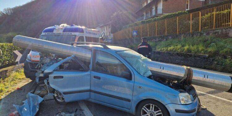 Palo cade dal camion e trafigge un’auto, conducente illesa