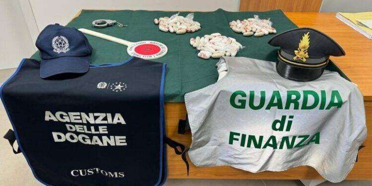 Sbarca all’aeroporto di Alghero con 1 kg di droga, arrestata