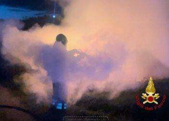 Auto in fiamme a Olbia, intervento dei Vigili del fuoco