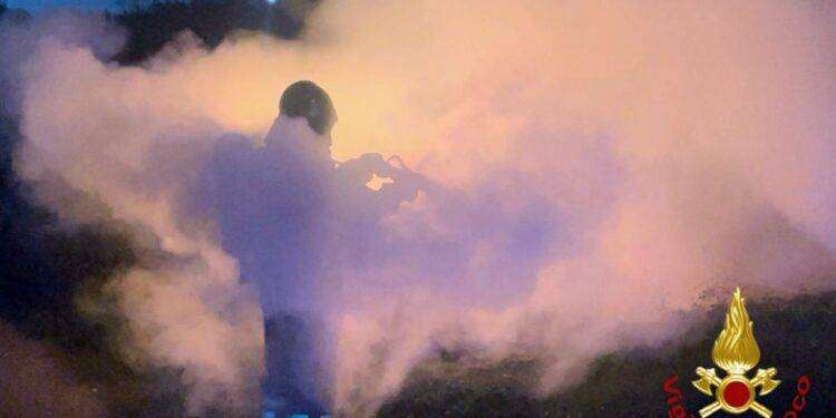 Auto in fiamme a Olbia, intervento dei Vigili del fuoco