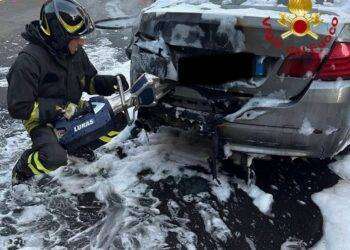 Paura a Sassari, auto prende fuoco