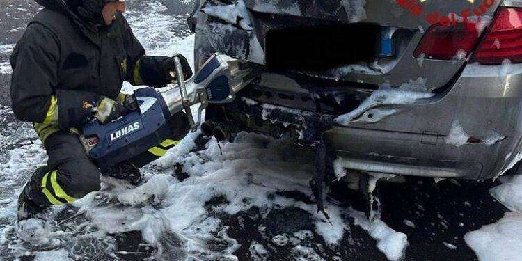 Paura a Sassari, auto prende fuoco