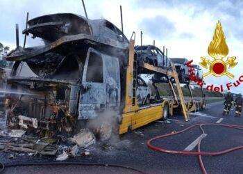 Oristano, autotreno carico di vetture prende fuoco