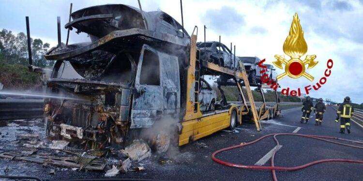 Oristano, autotreno carico di vetture prende fuoco