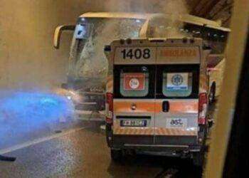 Scontro tra ambulanza e pullman: 4 morti