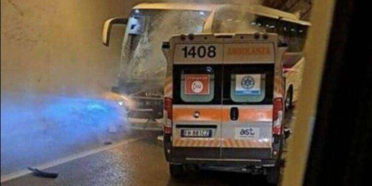 Scontro tra ambulanza e pullman: 4 morti