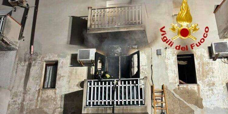 Sassari, abitazione prende fuoco, salvati un novantenne disabile e la figlia