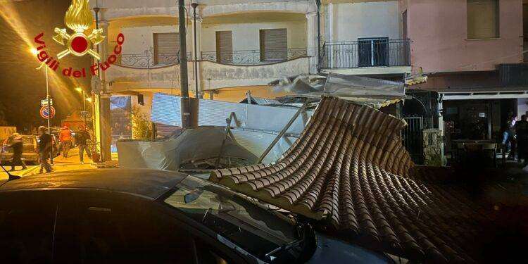 Maltempo, il forte vento scoperchia il tetto di una abitazione a La Caletta