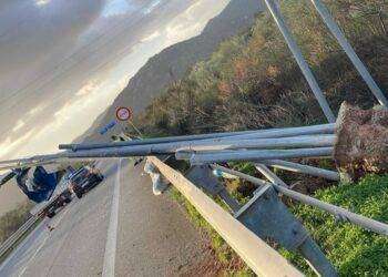 Camion contro cartello stradale sradicato dal vento sulla SS 125