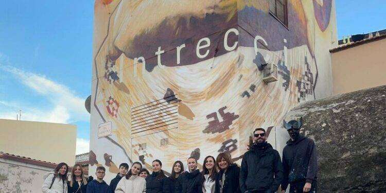 ‘Intrecci’ di Manu Invisible su cabina di E-Distribuzione