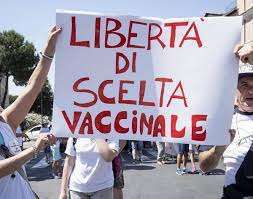 Covid, Tra gli over 70 solo il 7% si è vaccinato. Flop per le multinazionali del farmaco e si punta sul terrore