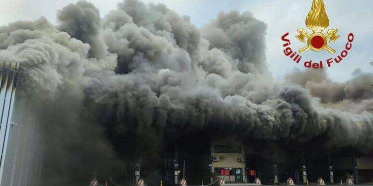 Incendio nell’impianto di rifiuti di Malagrotta a Roma