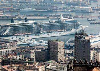 Allarme bomba al porto di Napoli, evacuata una nave