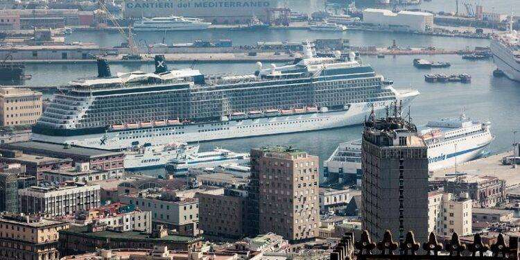 Allarme bomba al porto di Napoli, evacuata una nave