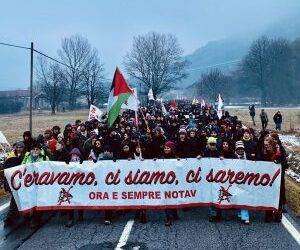 In oltre 10mila di nuovo in marcia contro il Tav: manifestazione in Val Susa