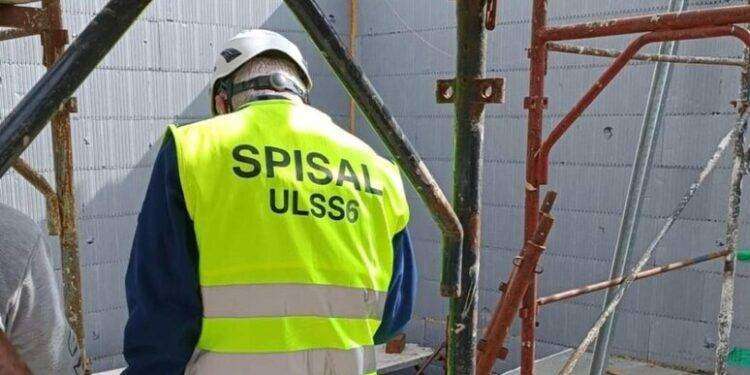 Operaio muore schiacciato da lastra di marmo