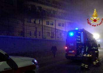 Incendio all’ospedale di Tivoli trasferiti 200 pazienti a Roma. Sono quattro le vittime