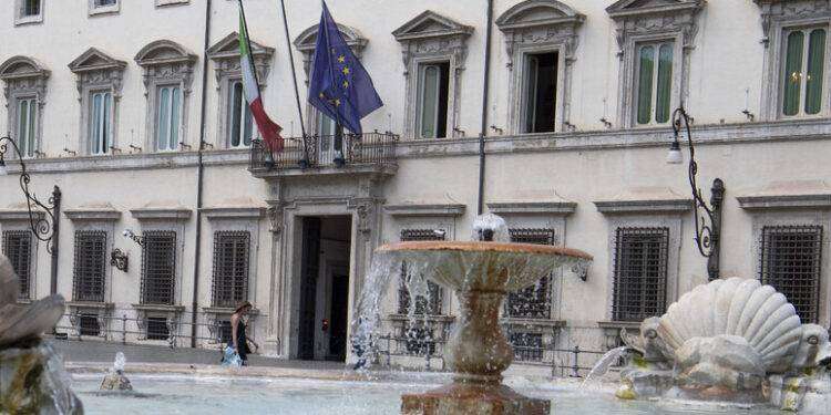 Imbrattato il portone di Palazzo Chigi, denunciato un giovane