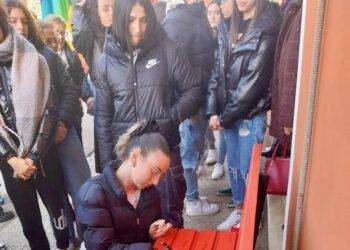 Rimossa dal Comune, panchina rossa ora davanti a Spi Cgil Isili