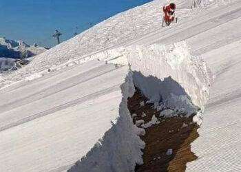 Pista da sci si spacca in due a St. Anton: l’incredibile foto fa il giro del web. Ecco cosa è successo