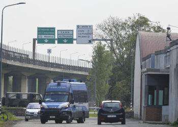 Perquisizioni al Cpr di Milano, migranti ‘malati non curati e alimentati con cibo avariato’