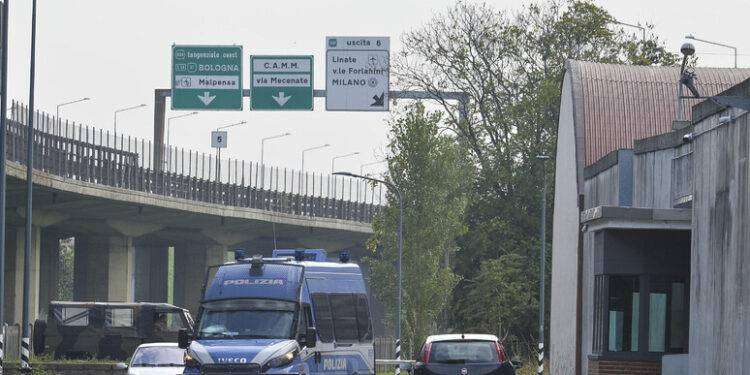 Perquisizioni al Cpr di Milano, migranti ‘malati non curati e alimentati con cibo avariato’