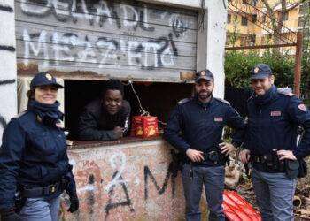 Vive in uno stabile abbandonato, agenti gli donano panettone