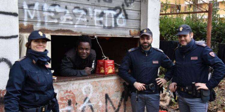 Vive in uno stabile abbandonato, agenti gli donano panettone