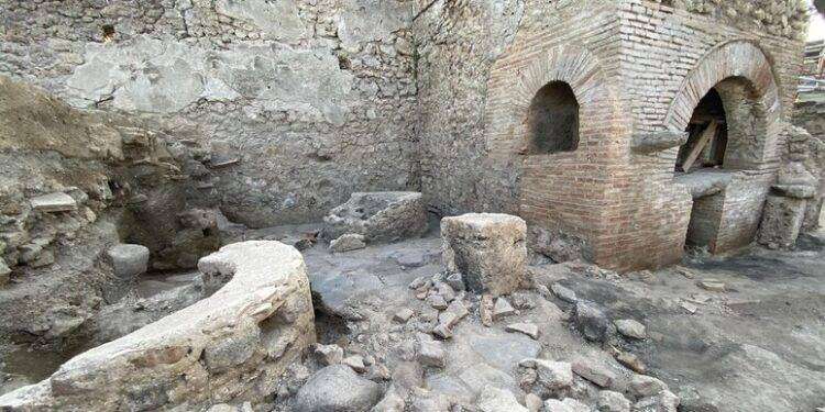 A Pompei emerge il panificio prigione