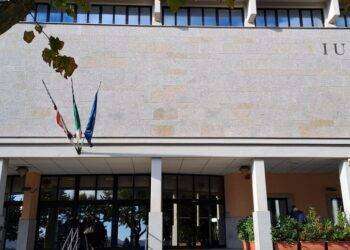 Dalla Sardegna fugge in Ucraina con la figlia, caso in Procura