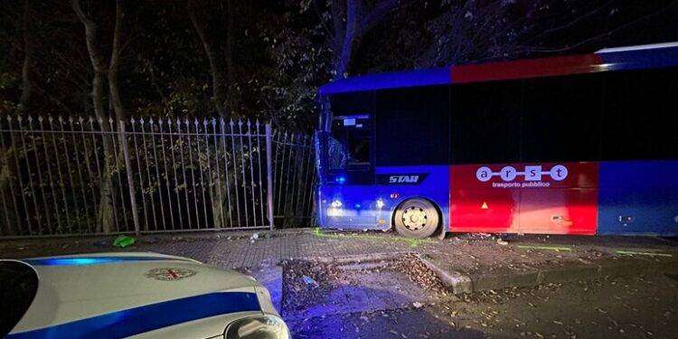 Sfiorata la tragedia a Sassari, bus sfonda cancellata e resta in bilico nel vuoto