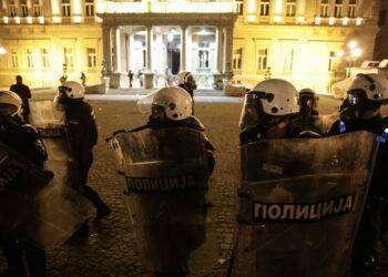 Mosca, l’Occidente fomenta i disordini in Serbia