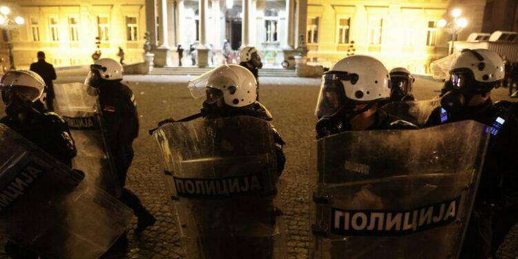 Mosca, l’Occidente fomenta i disordini in Serbia