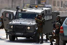 I soldati del regime sionista prendono in giro le vittime dell’aggressione a Gaza