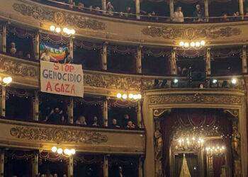 Scala: striscioni pro Gaza a fine prova concerto di Natale