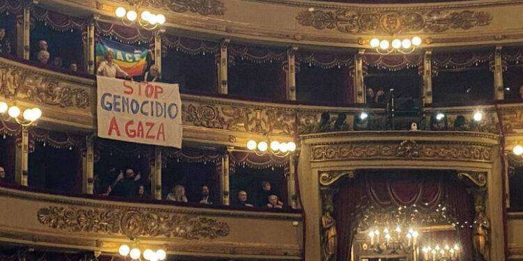 Scala: striscioni pro Gaza a fine prova concerto di Natale