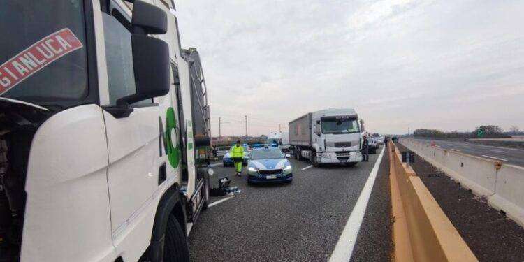 Tir di traverso sull’autostrada A4 tentano rapina a un portavalori