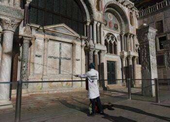 Attivisti clima sparano fango contro Basilica San Marco a Venezia